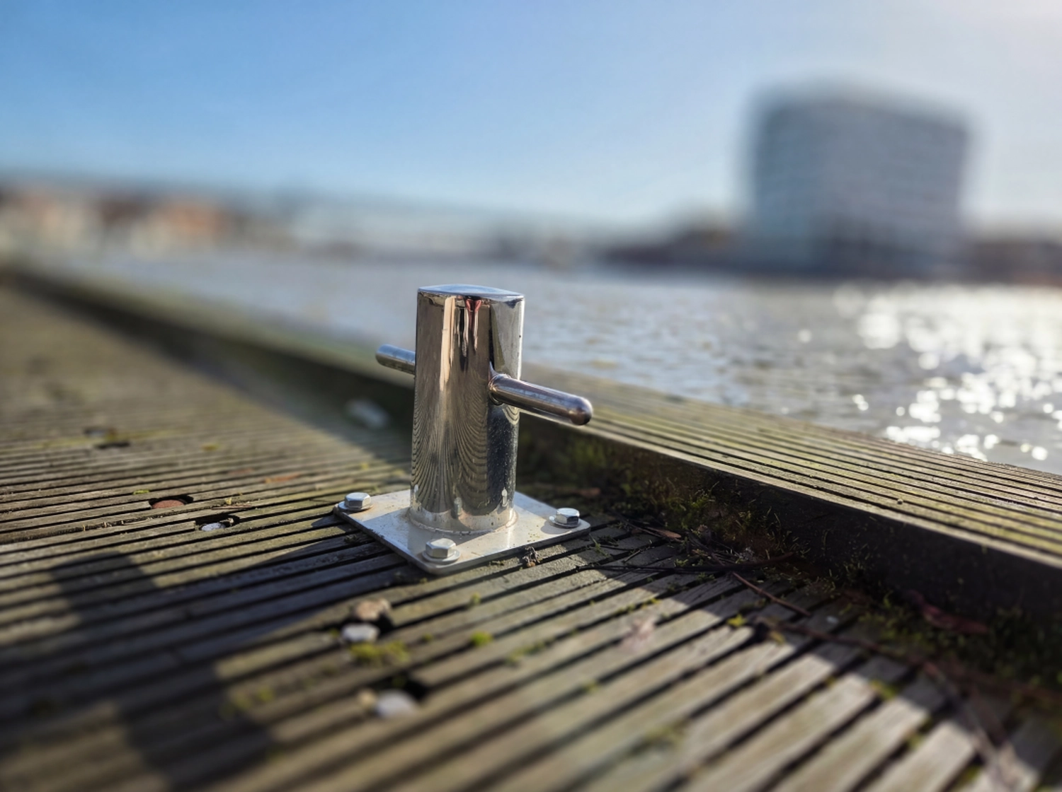 Torsten Albers Immobilien – Bei diesem Artikel handelt es sich um einen Anlegepoller aus Edelstahl, der zum Sichern von Booten an einem Dock verwendet wird.